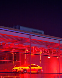 Porsche Austellungsraum Glasfassade
