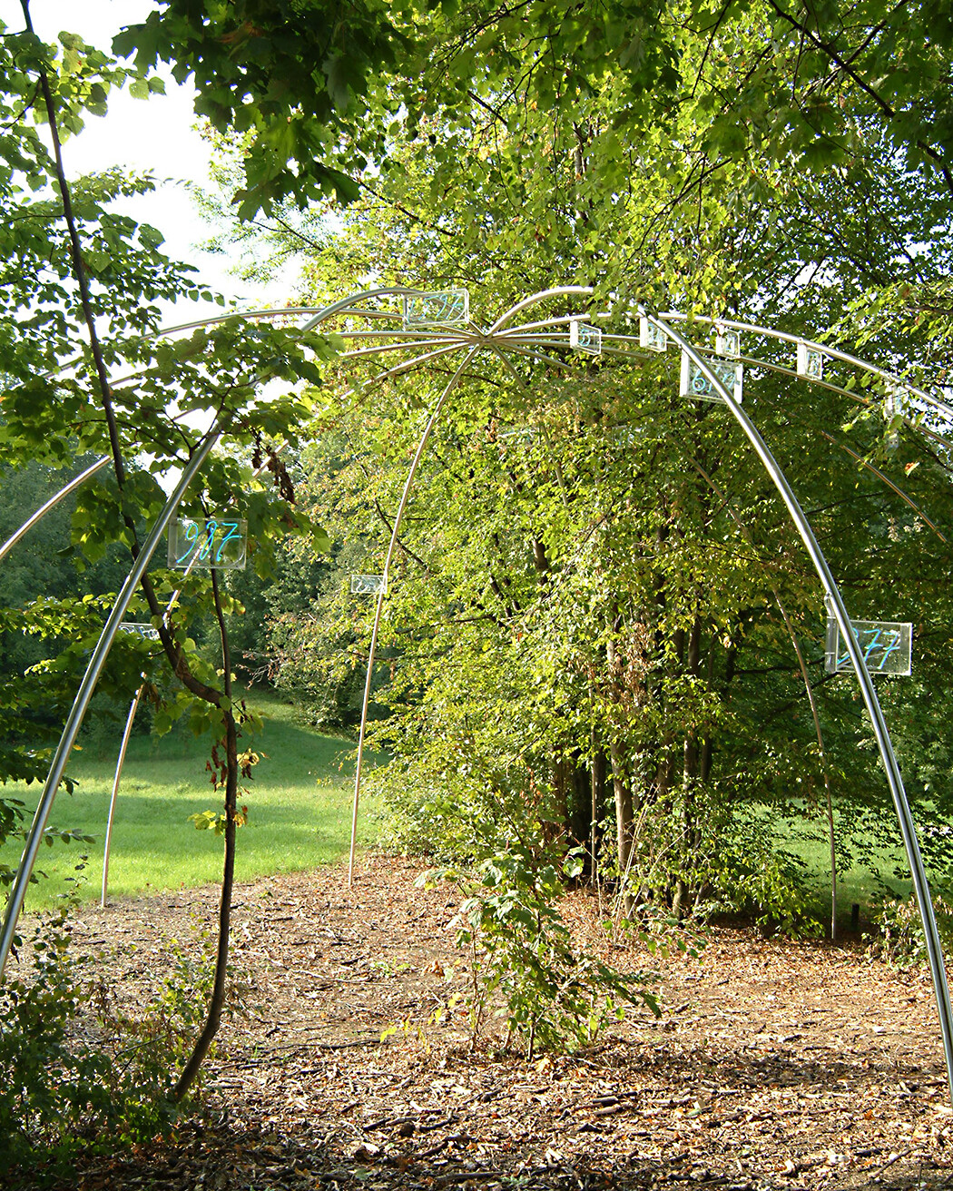 Edelstahlkonstruktion mit Glasziffern - Salzburg