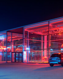 Beleuchteter Ausstellungsraum Referenzen Porsche