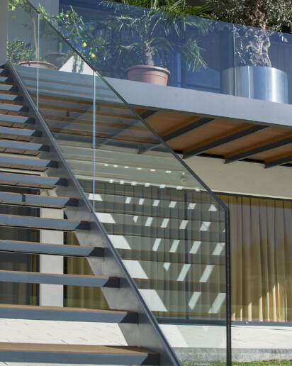 stiege mit gelaender aus nurglas - glasbau